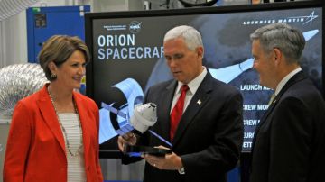 Pence inspecciona un modelo de la nave espacial Orion de la NASA.