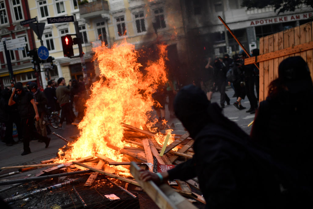 Manifestantes queman barricadas en protesta por la Cumbre del G20.