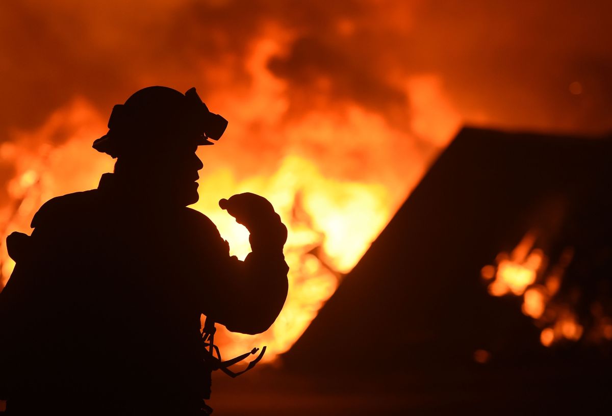 Sólo 300 bomberos luchan contra el fuego East Troublesome.