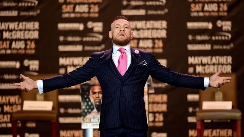 Conor McGregor saluda al público que llegó ayer al Staples Center de LA.