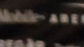 McGregor (der.) baila frente a Mayweather en el Staples Center de LA.