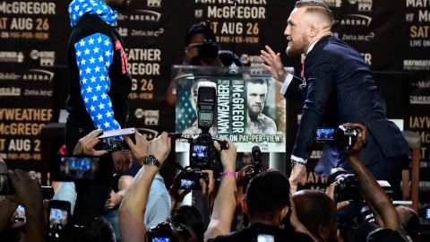 McGregor (der.) baila frente a Mayweather en el Staples Center de LA.