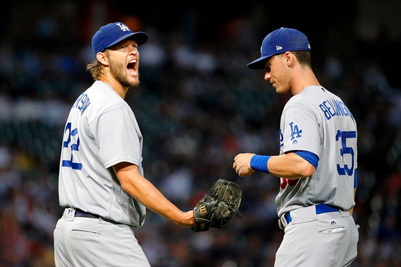 Clayton Kershaw y Cody Berlinger de Los Angeles Dodgers celebran la victoria frente a los Chicago White Sox.