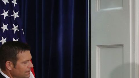 Trump, flanqueado por el vice presidente Pence y Kris Kobach inaugura la comisión