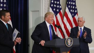 Trump, flanqueado por el vice presidente Pence y Kris Kobach inaugura la comisión