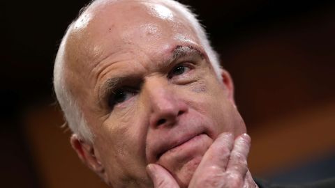 El senador John McCain.