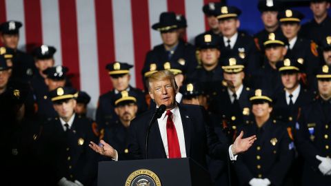 El presidente Donald Trump en su discurso en Suffolk Community College.