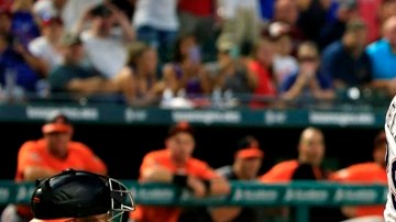 Adrian Beltré de los Texas Rangers alcanzó su hit 3000 en las Ligas Mayores en Arlington, Texas este domingo.