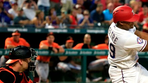Adrian Beltré de los Texas Rangers alcanzó su hit 3000 en las Ligas Mayores en Arlington, Texas este domingo.