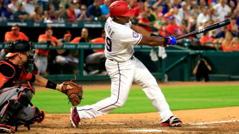 Adrian Beltré de los Texas Rangers alcanzó su hit 3000 en las Ligas Mayores en Arlington, Texas este domingo.