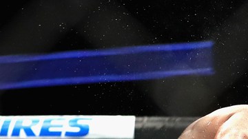 Jon Jones venció por nocout a Daniel Cormier