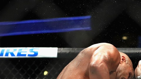 Jon Jones venció por nocout a Daniel Cormier
