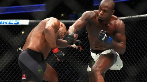 Jon Jones venció por nocout a Daniel Cormier