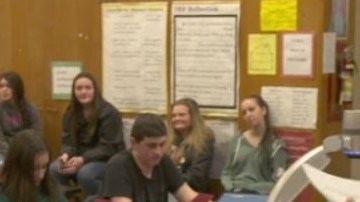 Una alumna de la preparatoria Eureka educando a sus compañeros acerca de la trata de personas.