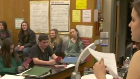 Una alumna de la preparatoria Eureka educando a sus compañeros acerca de la trata de personas.