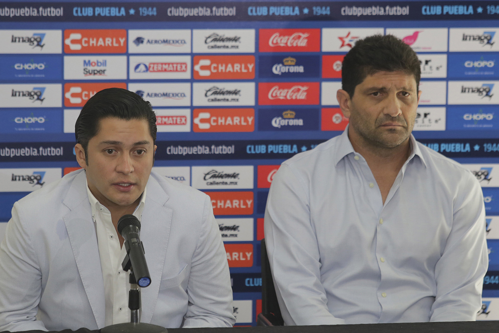 Walter Fleitas (derecha) fue despedido como director deportivo del Puebla