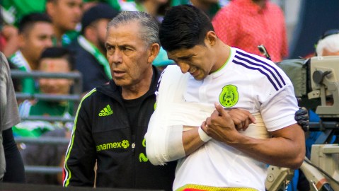 Alan Pulido podría quedar fuera de la Copa Oro.