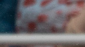 Guillermo Ochoa se lanza y logra desviar el penalti de André Silva durante el juego contra Portugal por el tercer lugar en la Copa Confederaciones.