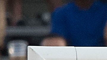 Jesús Corona mira cómo el balón entra al arco mexicano.