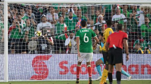 Jesús Corona mira cómo el balón entra al arco mexicano.