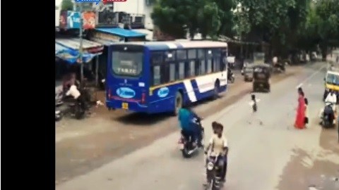 El menor cruzó la avenida solo