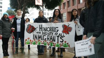 Activistas y ciudadanos defienden los derechos de los inmigrantes y piden alto a las redadas en el Área de la Bahía. (Fernando A. Torres / La Opinión de la Bahía)
