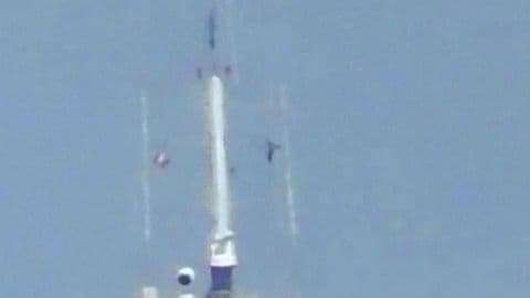 Una patrull iraní (i) se aproxima al buque de la Armada de EEUU en aguas internacionales del Golfo Pérsico