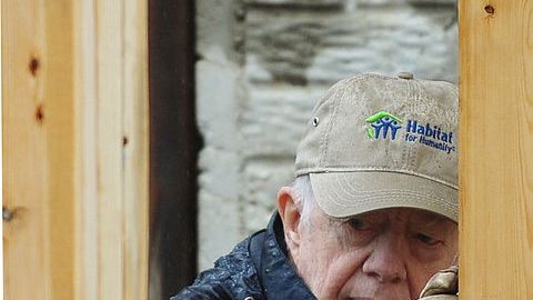 Jimmy Carter se desmayó construyendo casas en un proyecto de Habitat for Humanity en Canadá.