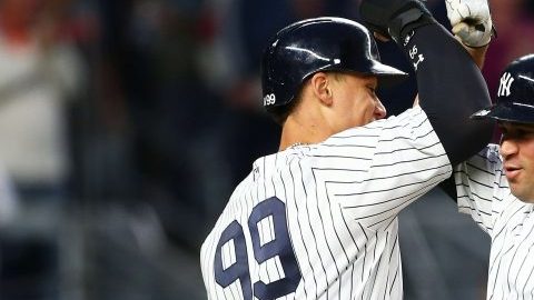Aaron Judge (izq.) es el jonronero sensación de los Yankees en 2017; Gary Sánchez (der.) lo fue en 2016. Ambos pelearán por el título de mejor cañonero de las Grandes Ligas.