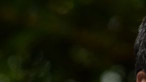 Leopoldo López saluda a sus seguidores desde su casa en Caracas el martes pasado. FEDERICO PARRA/AFP