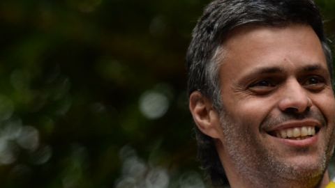 Leopoldo López saluda a sus seguidores desde su casa en Caracas el martes pasado. FEDERICO PARRA/AFP