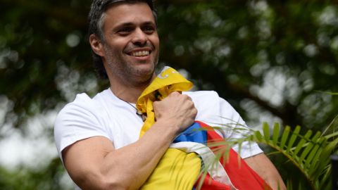 Leopoldo López saluda a sus seguidores desde su casa en Caracas el martes pasado. FEDERICO PARRA/AFP