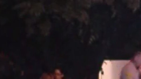 Agentes del Departamento del Sheriff de Los Ángeles entrevistan a testigos.