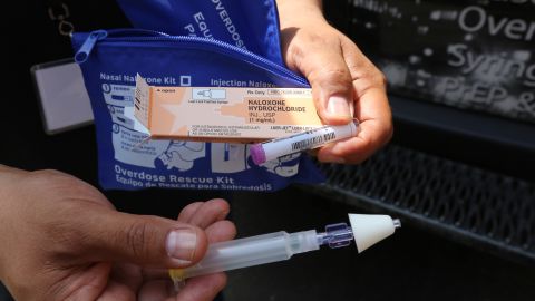 La naloxona (Narcan) es un medicamento que puede revertir las sobredosis de opioides.