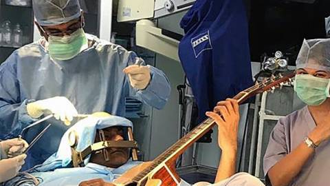 Paciente toca la guitarra mientras le operan el cerebro