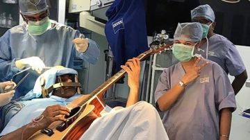 Paciente toca la guitarra mientras le operan el cerebro