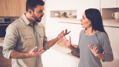 Las mentiras permanentes por parte de un integrante de la pareja crean conflictos y, eventualmente, al quedar al descubierto el mentiroso, se rompe la confianza y la relación termina en separación o divorcio.