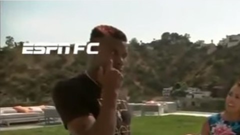 Paul Pogba, del Manchester United, arrojó a una reportera a la alberca.