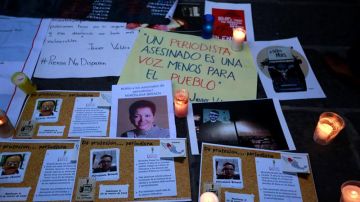 Un grupo de periodistas en una jornada de duelo por el asesinato del periodista Javier Valdez, en Puebla