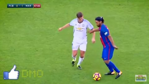 Ronaldinho se luce con un espactacular túnel en el juego de leyendas