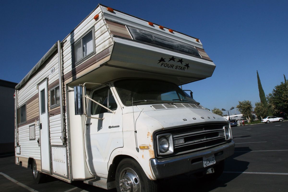 Nuevas medidas buscan poner fin a condiciones insalubres en casas rodantes de desamparados La