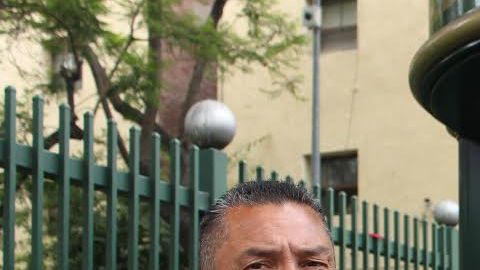 Ricardo Alanís, un nuevo indigente que fue liberado de prisión el pasado 28 de mayo, muestra uno de los baños descompuestos en Skid Row. (Jorge Luis Macias, Especial para La Opinión)