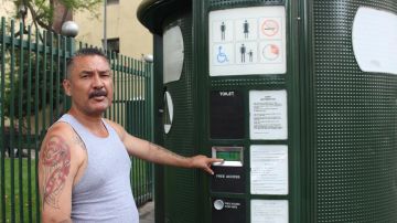 Ricardo Alanís, un nuevo indigente que fue liberado de prisión el pasado 28 de mayo, muestra uno de los baños descompuestos en Skid Row. (Jorge Luis Macias, Especial para La Opinión)