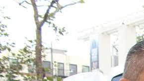 Ricardo Alanís, indigente, muestra un baño de Skid Row.