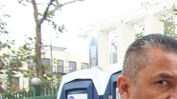 Ricardo Alanís, indigente, muestra un baño de Skid Row.