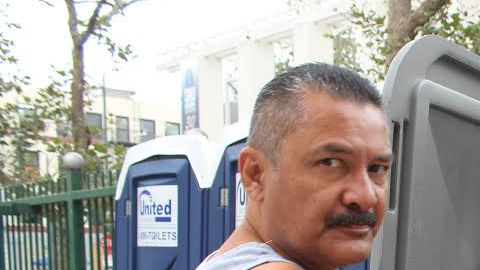 Ricardo Alanís, indigente, muestra un baño de Skid Row.