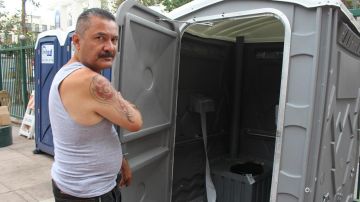 Ricardo Alanís, indigente, muestra un baño de Skid Row.