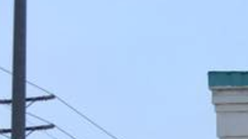 Miembros de TRUST South LA frente a un mural celebrando andar en bicicleta.