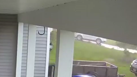 El auto fue levantado por el tornado. Captura YouTube