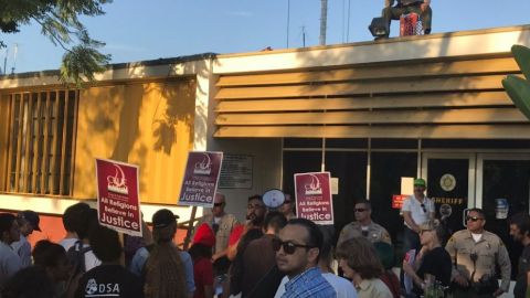 Unos 40 activistas se manifestaron en frente de la comisaría.